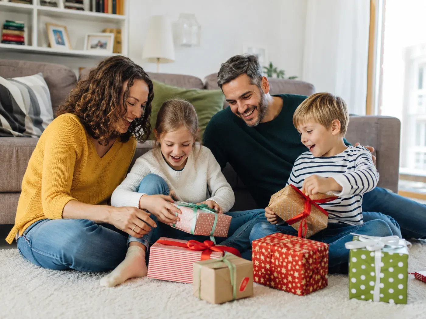 Familie packt gemeinsam ein personalisiertes Fotogeschenk aus