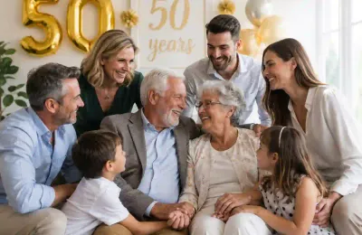 Eine mehrgenerationale Familie feiert gemeinsam eine goldene Hochzeit mit goldenen '50'-Ballons
