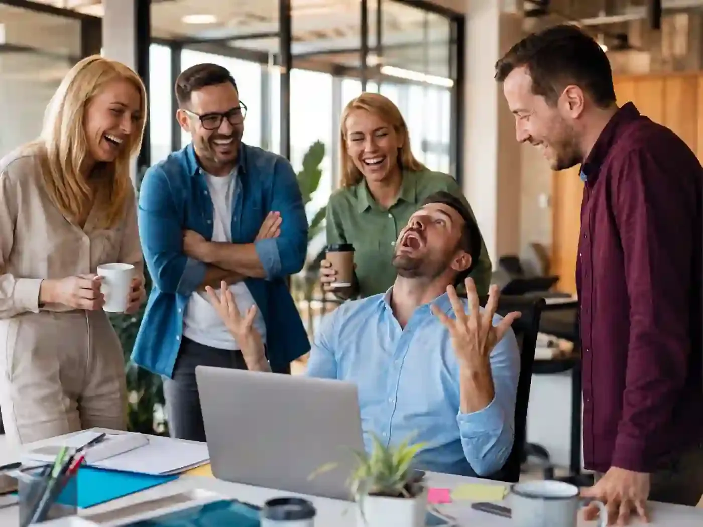 Kolleginnen und Kollegen feiern gemeinsam mit einem Toast im Büro