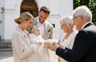 Eine Familie überreicht den Großeltern vor einer Kirche ein Geschenk zur Taufe
