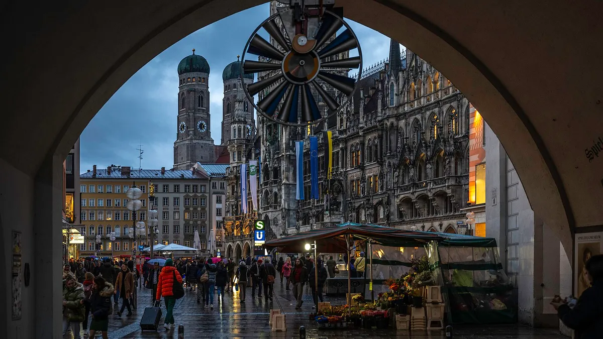 Marienplatz in München mit Blick auf das Neue Rathaus
